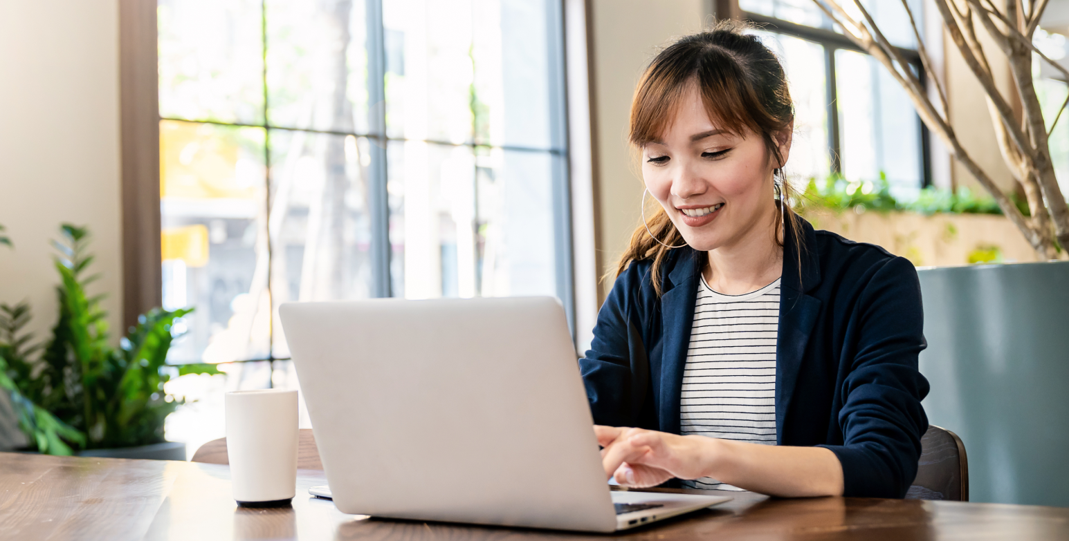 Honest Reviews That Help You Make Better Buying Decisions – shopper reading product reviews online before making a confident purchase decision