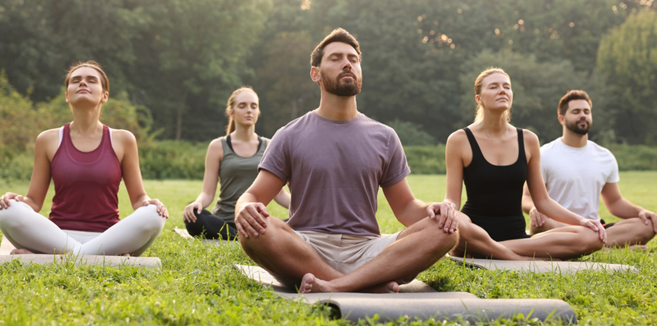 Healthy Lifestyle Tips for Better Physical and Mental Well-Being – Healthy daily habits including balanced nutrition, regular exercise, hydration, quality sleep, and mindfulness for overall wellness.